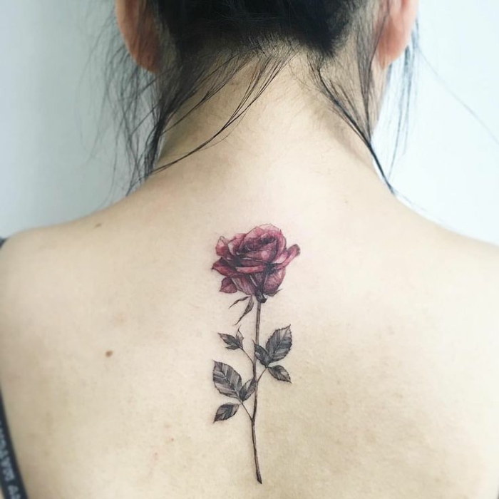 bedeutung blumen, große rose mit farbe als tattoo am rücken, gebundene haare, dame