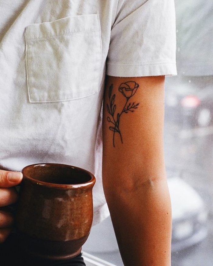 verschiedene tattooideen, tattoo orchidee zeichnung, weißes shirt, kaffee in der hand 