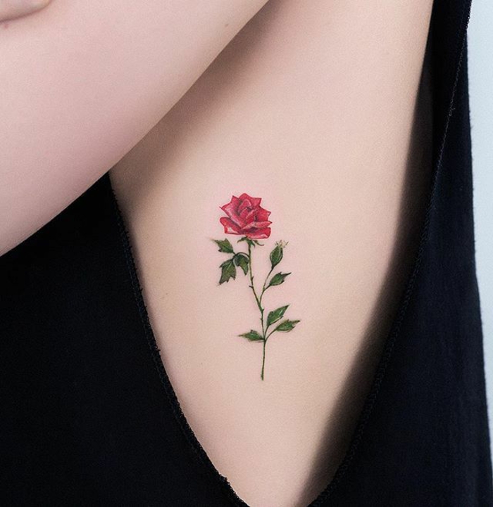 tattoo orchidee oder rose sind die berühmtesten, kleine rote rose unter dem arm, elegantes desgn
