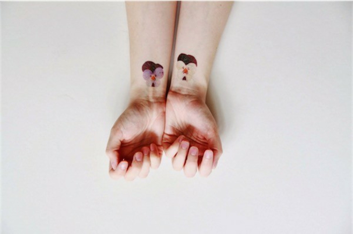 tattoos frauen schulter, arm oder hand, zwei kleine tattoos an den beiden händen, verschiedene farben