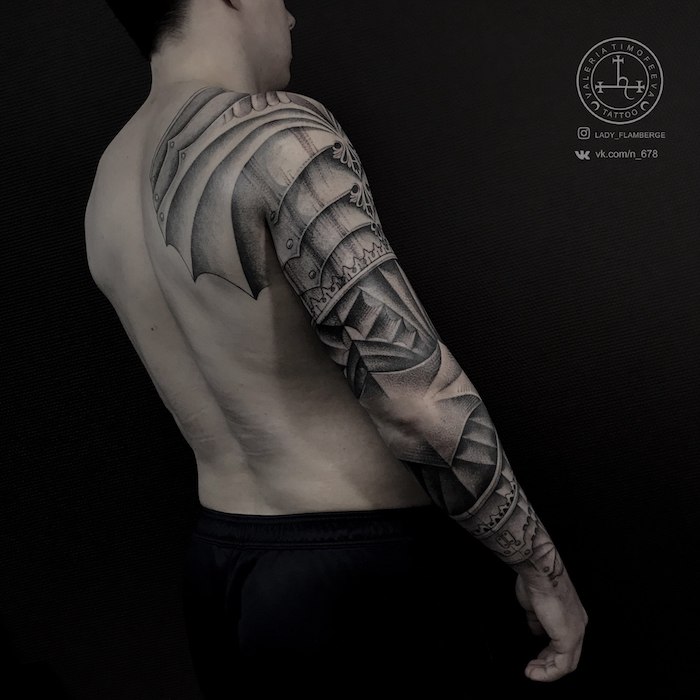 Tattoo am ganzen Arm, schwarze Tätowierung Rüstung, Tattoo Motive für Männer