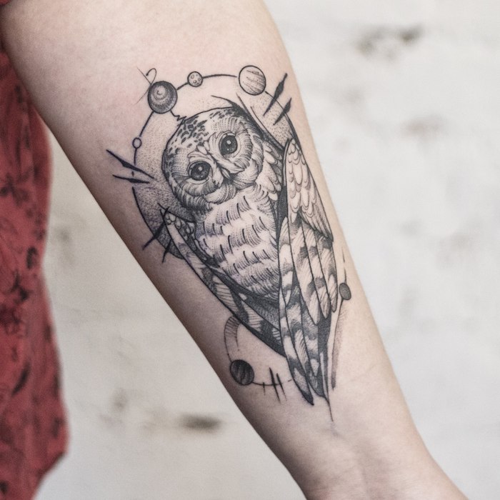 Tattoo am Unterarm, schwarzes Uhu Tattoo, Ideen für Arm Tattoos für Männer