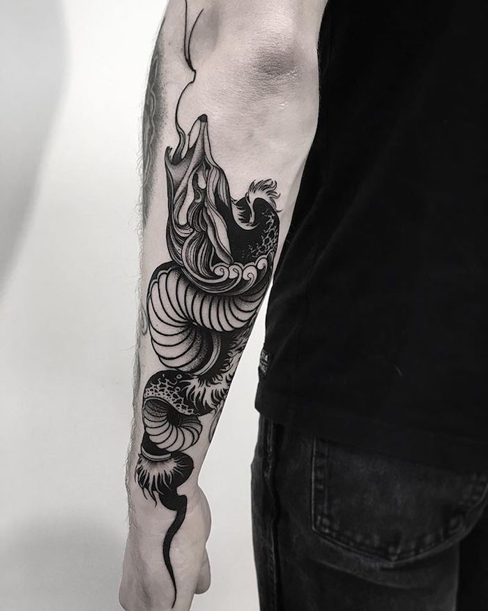 Tattoo am Unterarm, Ideen für Arm Tattoos für Männer, schwarze Tätowierung
