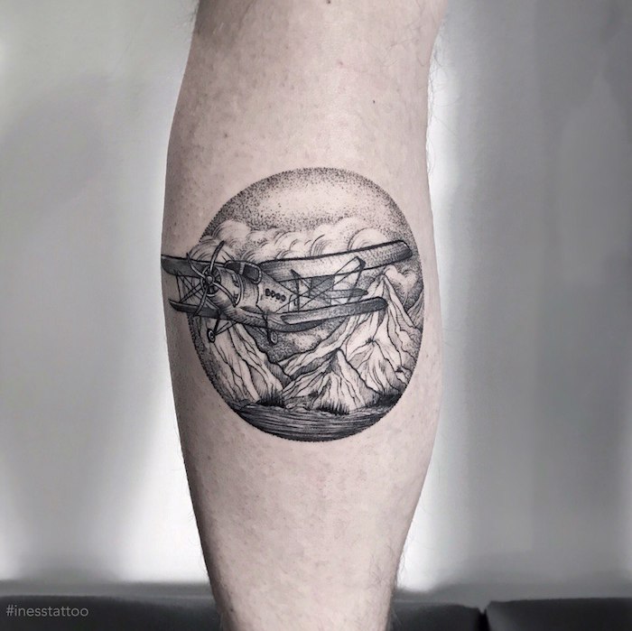 Tattoo an der Wade, Ideen für Bein Tattoos, Flugzeug und Gebirge in Kreis