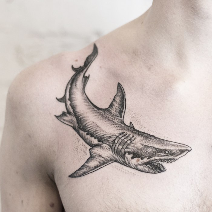 Schwarzes Brust Tattoo am Brust, Hai Tattoo, Tattoo Motive für Männer