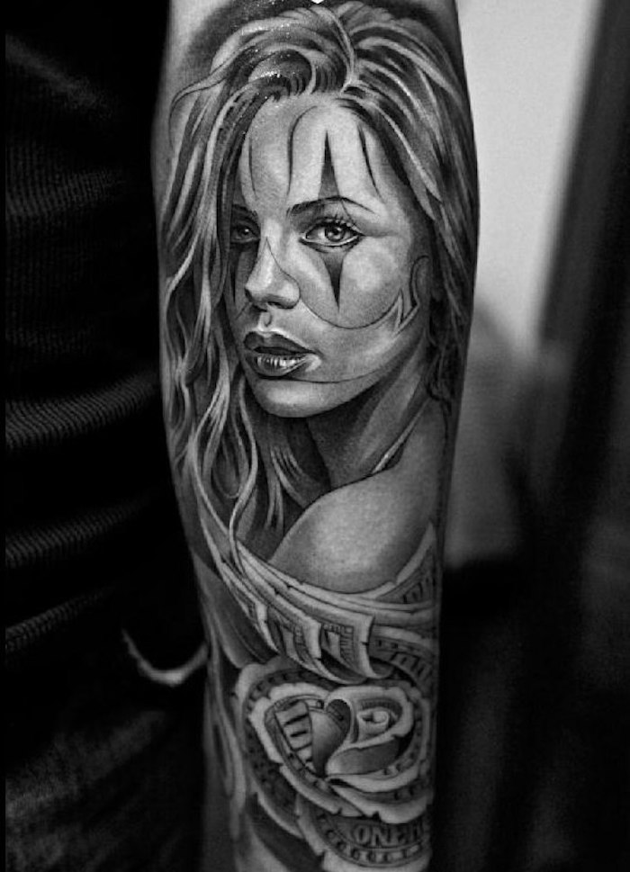 Tattoo am ganzen Arm, sich Frauengesicht stechen lassen, schwarze Tattoos