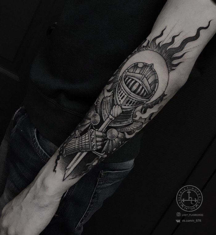 Tattoo am Unterarm, schwarzes Ritter Tattoo, Tattoo Motiv Rüstung