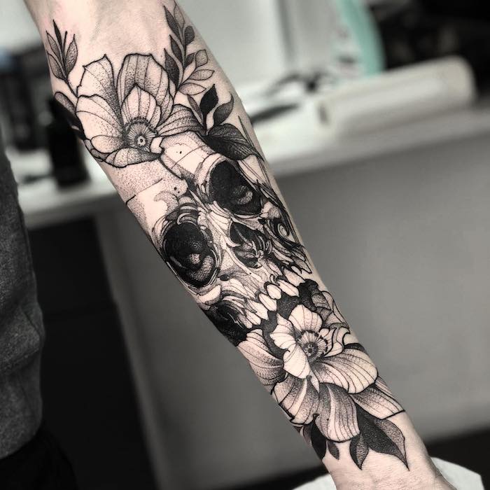 Tattoo am Unterarm, Totenkopf mit Blumen, Ideen für Arm Tattoos für Männer