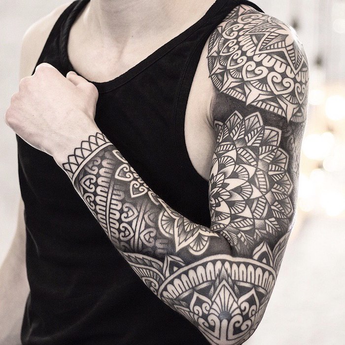 Tattoos am ganzen Arm, Ideen für Tattoos für männer, schwarzes Top