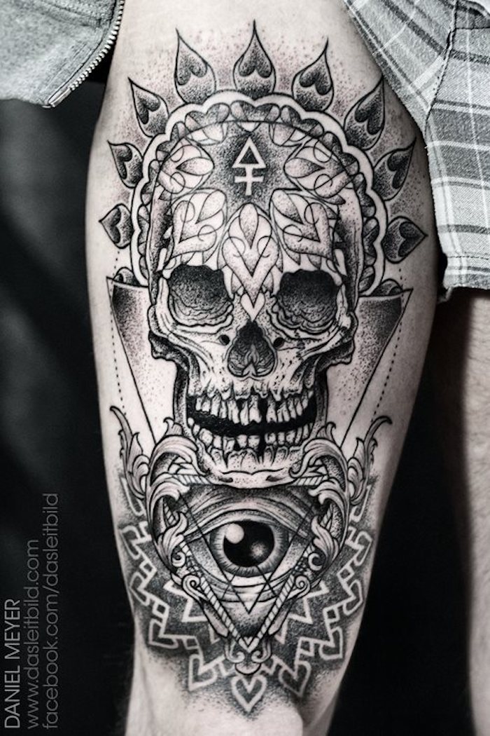 Tattoo am Schenkel, Totenkopf und Auge der Vorsehung, Bein Tattoos für Männer