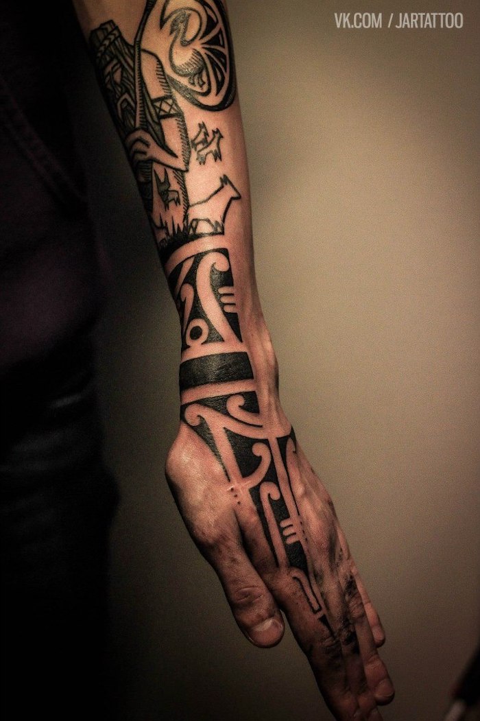 Tattoos am Unterarm und an der Hand, schwarze Tattoos, Motive für Männer