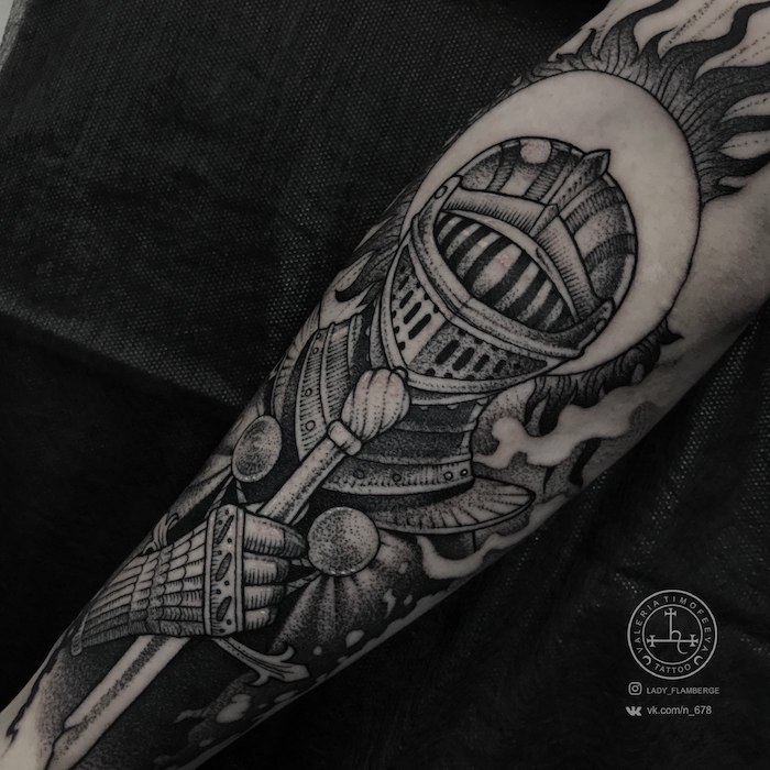 Ritter Tattoo am Unterarm, schwarzes Tattoo Rüstung, Tattoo Motive für Männer