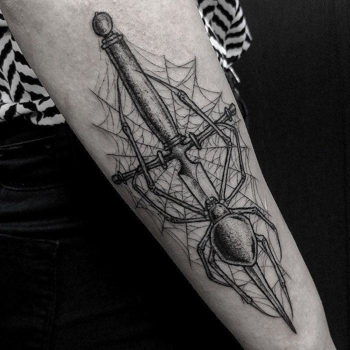 Tattoo am Oberarm, Schwert Spinne und Spinnennetz, Arm Tattoos für Männer