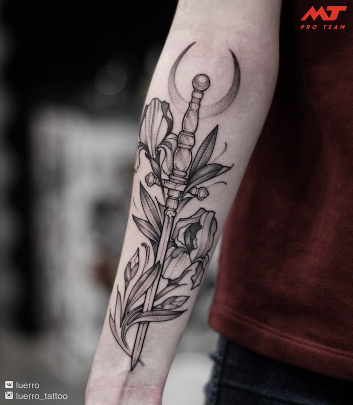 Tattoo am Unterarm, Schwert und Blumen, coole Tattoo Motive für Männer