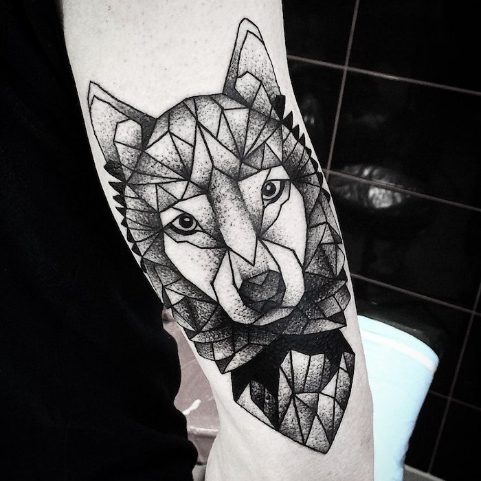 Wolf Tattoo am Oberarm, Tattoo Motive für Männer mit Bedeutung