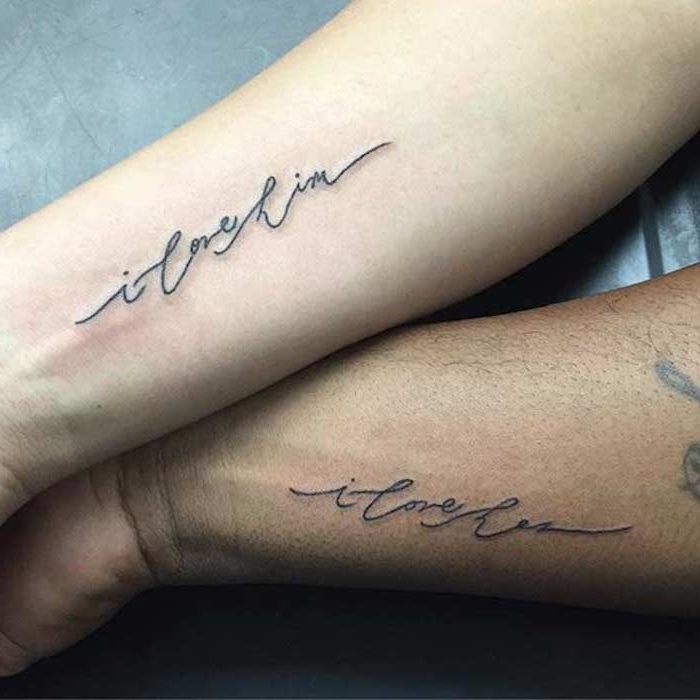 zwei hände mit kleinen schwarzen tattoos am handgelenk, liebes tattoo für paare