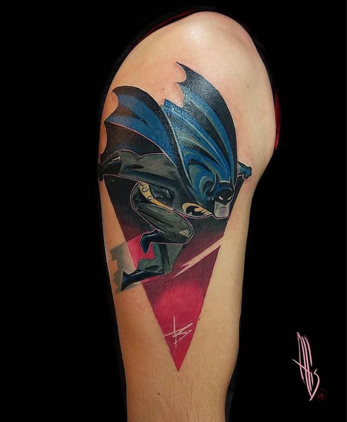 Farbiges Tattoo am Oberarm, Batman Tattoo, coole Tattoo Motive für Männer