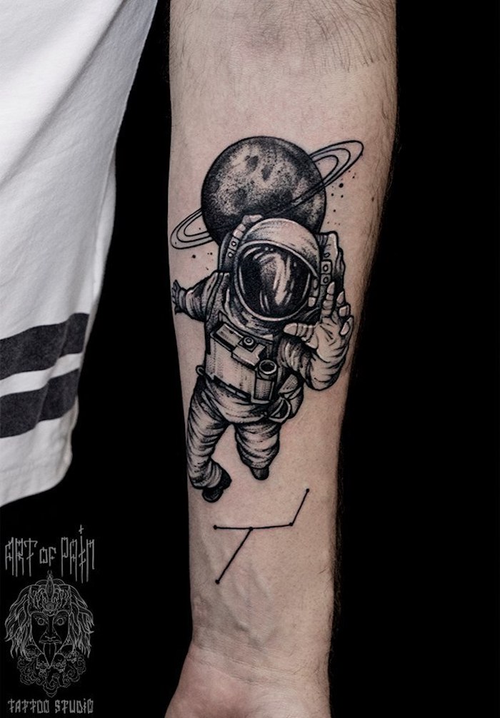 Schwarzes Tattoo am Unterarm, Kosmonaut und Saturn, große Tätowierung