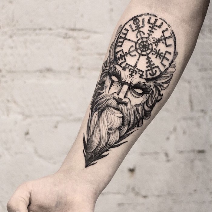 Idee für Tattoo am Unterarm, schwarze große Arm Tätowierung für Männer