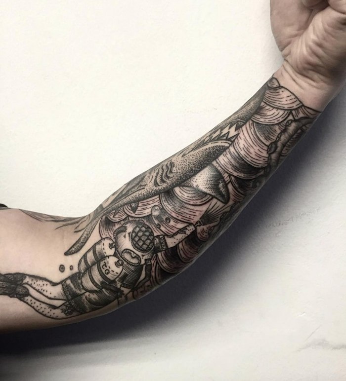Großes Arm Tattoo am Unterarm, sich Taucher und Hai stechen lassen