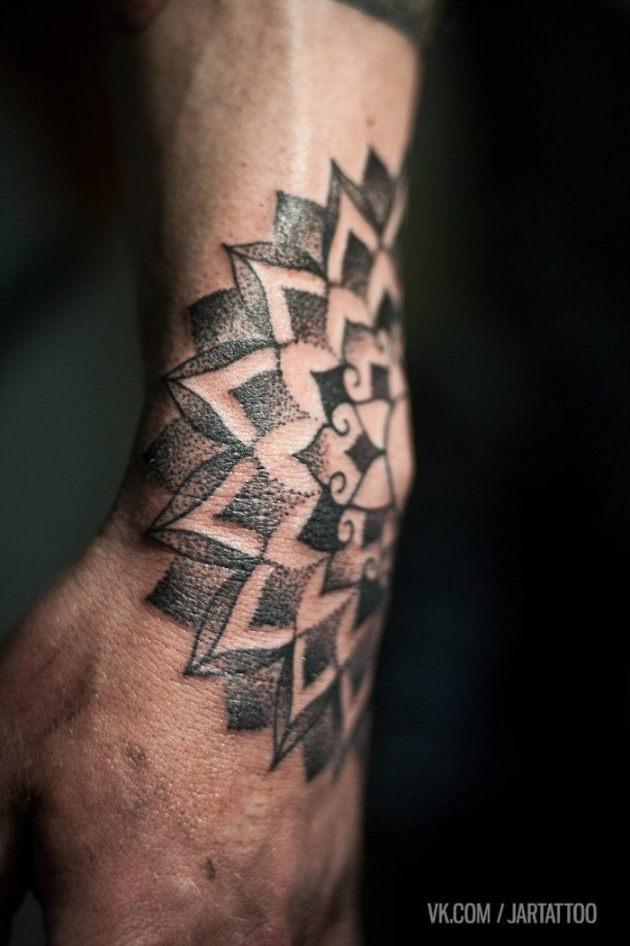 Tattoo am Handgelenk, schwarzes Tattoo, Tattoo Ideen für Männer