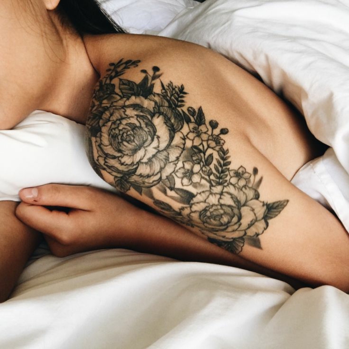 tattoos frauen schulter, eine frau liegt im bett am morgen, guten morgen foro, große rosen als tattoos