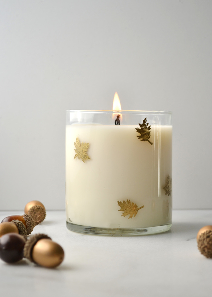 Duftkerze mit herbstlichen Motiven, kleine goldene Blätter, Kerze mit Vanille-Duft 