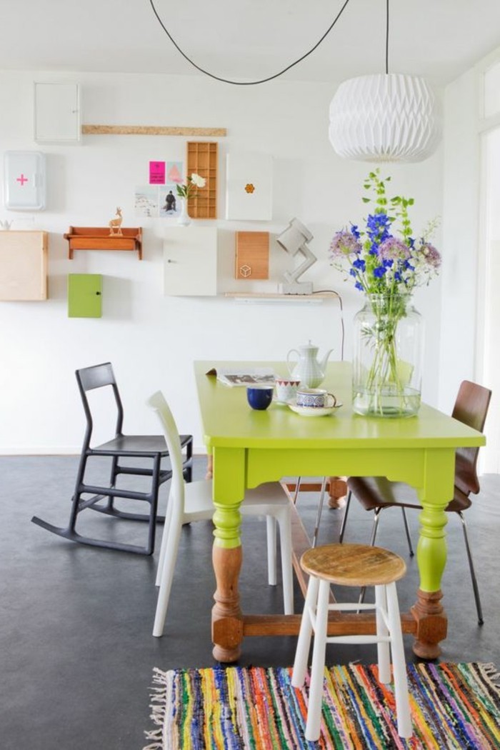 wohn essbereich idee zum faszinieren, gelbgrüner tisch mit blauen blumen dekoriert, kleine bunte details, farbenfrohes zimmer mit weißem hintergrund