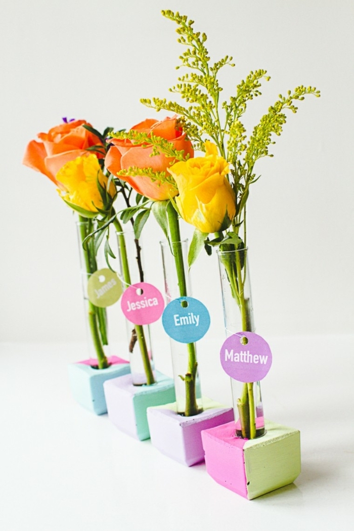 schöne tischdeko, orangen rosen in kleinen vasen stelen ettikete daran stellen