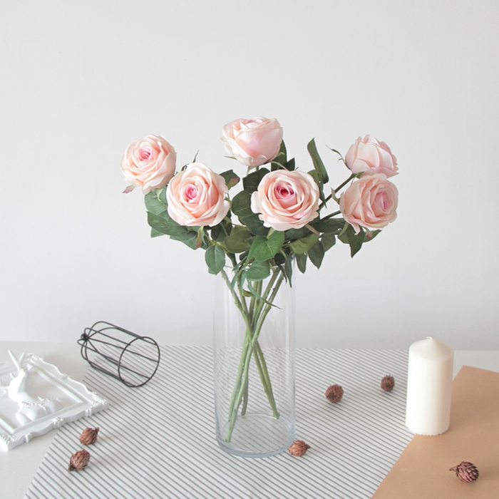 rosen eignen sich sehr schön als tischdekoration geburtstag, transparentes glas, frische blumen, kerze