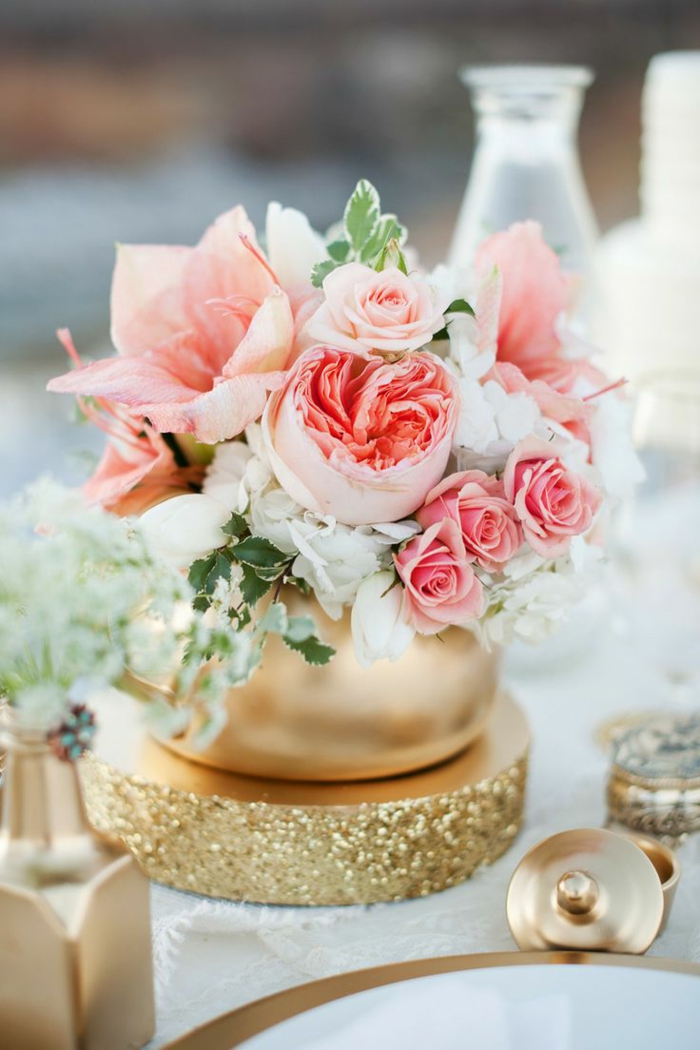 tischdeko 50 geburtstag, elegante dekoration für den tisch, tischdeko schick, rosa rosen, goldene deko ideen
