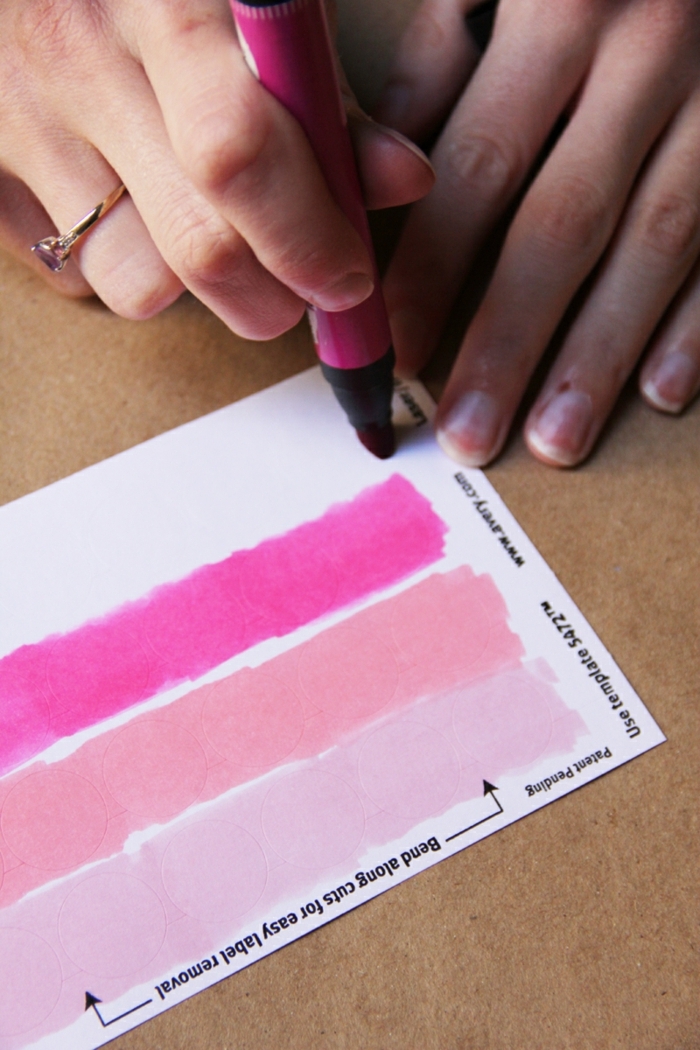 die Stickers mit Filzstift färben, Papiertüten falten, mit rosa Schattierung verzieren
