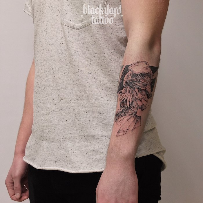 Schwarzes Adler Tattoo am Unterarm, coole Arm Tattoos für Männer