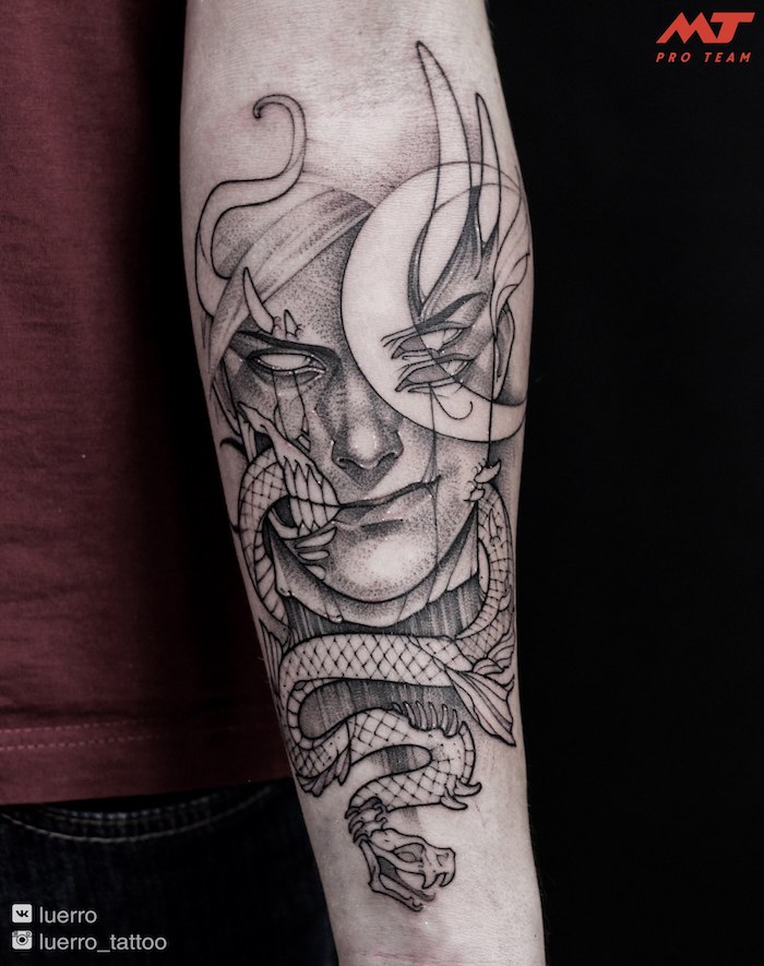 Großes schwarzes Tattoo am Unterarm, Gesicht und Schlange, Tattoo Motive für Männer