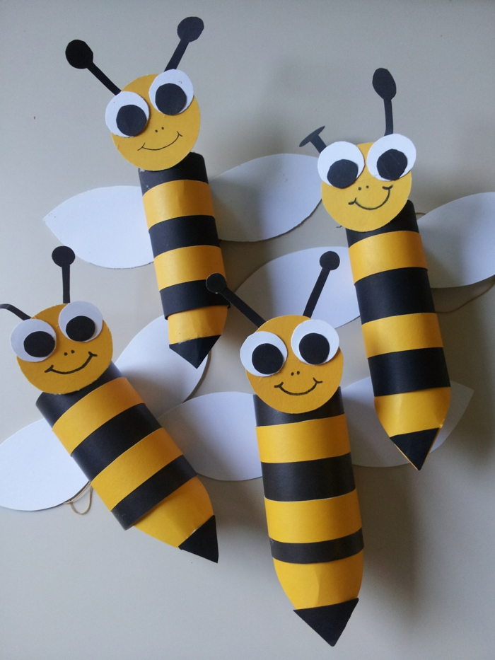 vier süße Biene, gelbe und schwarze Bienen mit große Augen, Klopapierrollen basteln mit Kindern