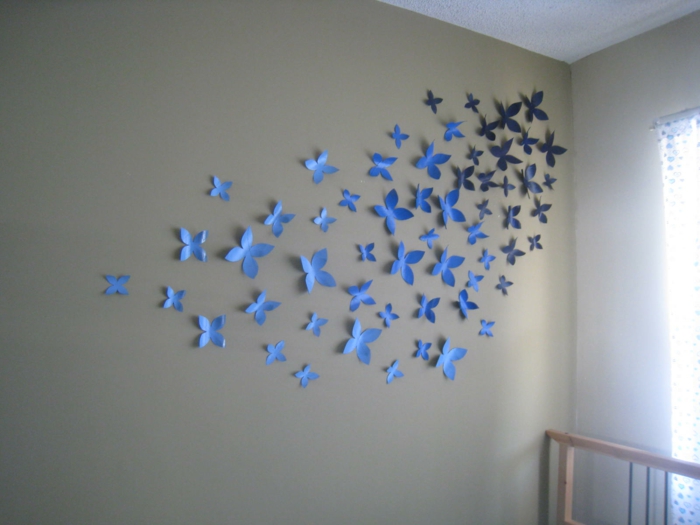 eine Menge blaue und schwarze Schmetterlinge, Deko für Babyzimmer, Klopapierrollen basteln mit Kindern