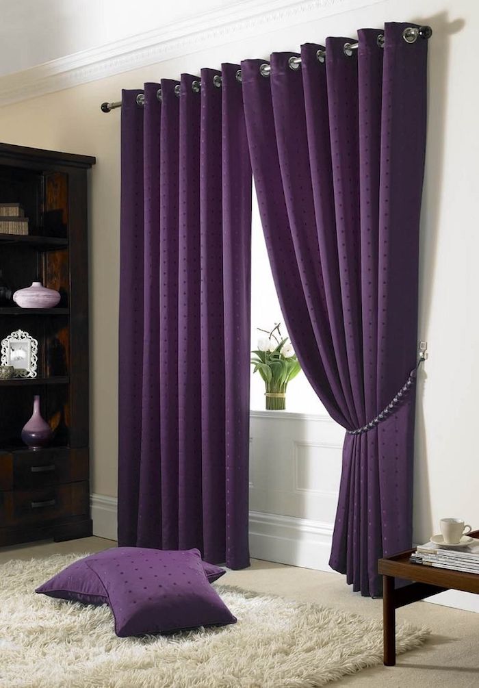 violette große gardinen wohnzzimmer und ein weißer teppich mit zwei kleinen violetten kissen, wohnzimmer aubergine farbe