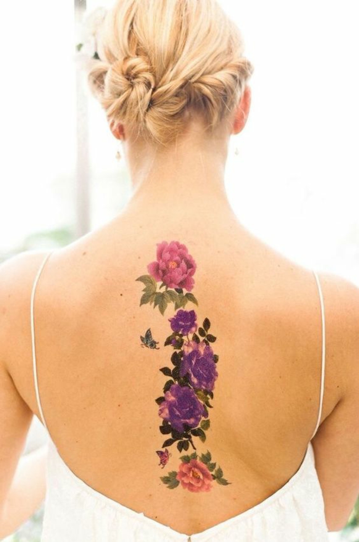 schöne tattooidee, blumen tattoo arm, schulter, rücken, bunte blumen in lila, rosa und grün blonde frau mit schönem haarstyle zu einem besonderen anlass 