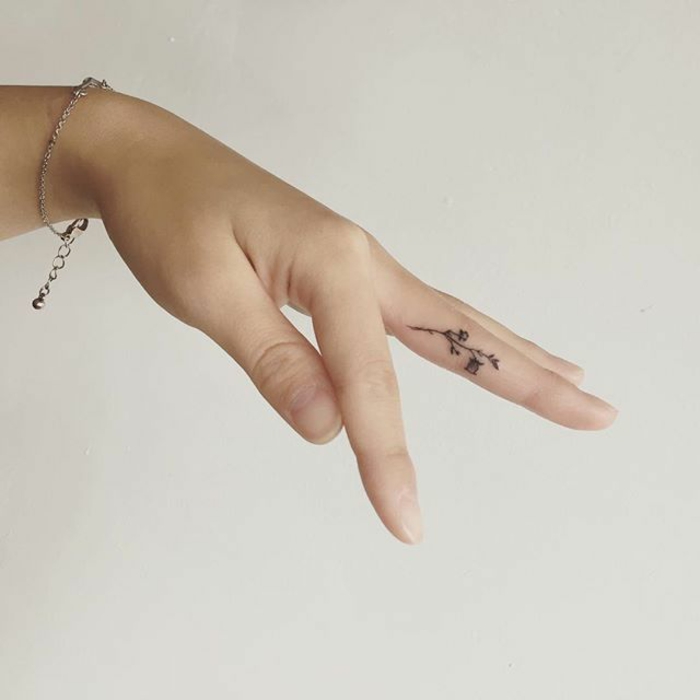 dezentes blumen tattoo arm, fingertattoo, tatto am finger, kleine zeichnung von blume, dezentes armband 
