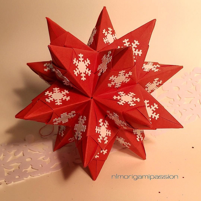 viele kleine weiße schneeflocken auws papier, weihnachtsdekoration selber basteln, eine großen roten bascetta stern falten aus papier