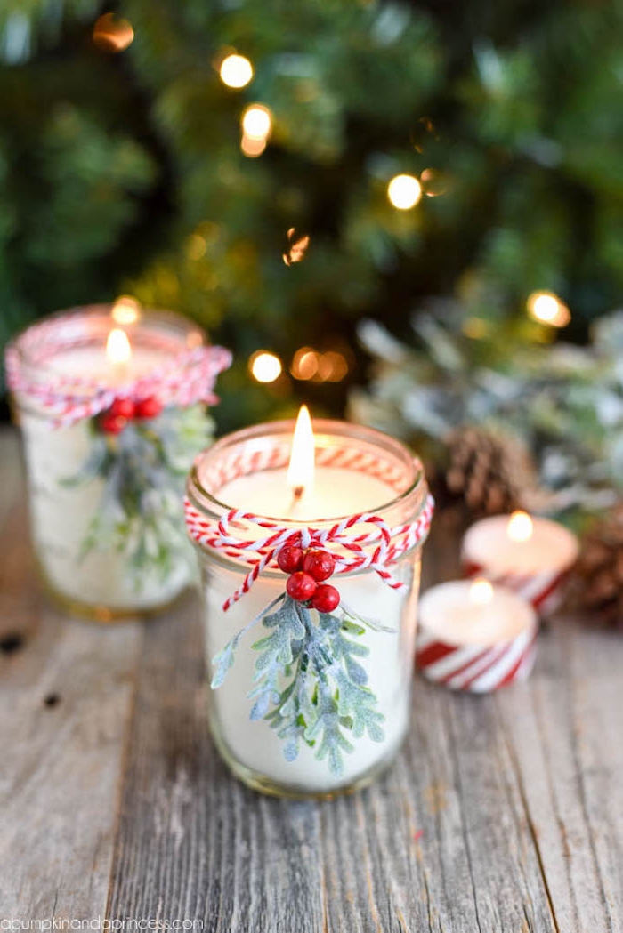 Kerzen mit Vanille-Duft selbst gestalten, mit Faden und Ilex, Weihnachtsdeko selber machen