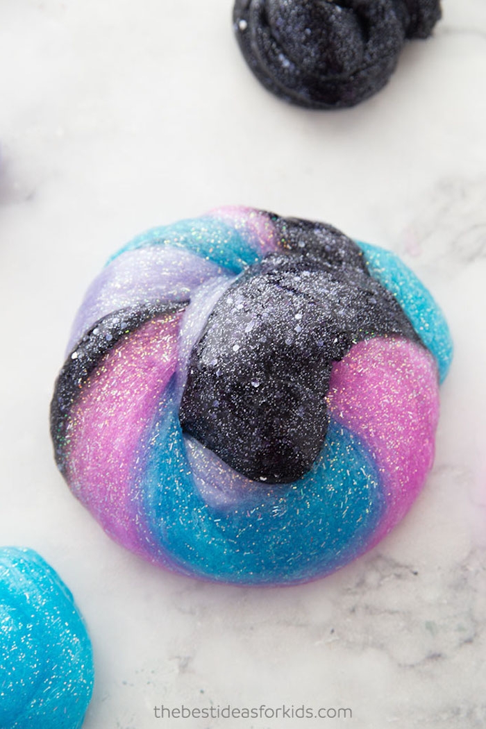 Fluffy Schleim in vier Farben mit Glitter, rosa lila blau und schwarz, cooles Spielzeug