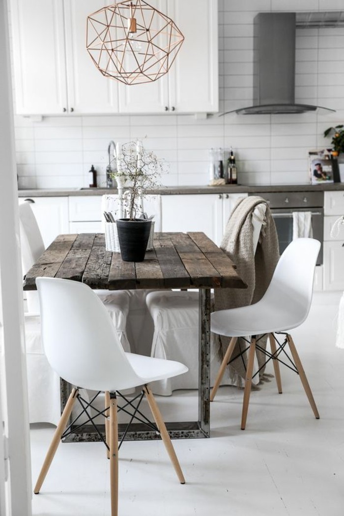 schlichtes design, esszimmer ideen in skandinavischem stil, holztisch, weiße stühle, lampe kreative idee