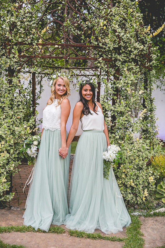 Boho Kleid Hochzeitsgast, zwei schöne Mädchen mit blauen Röcken