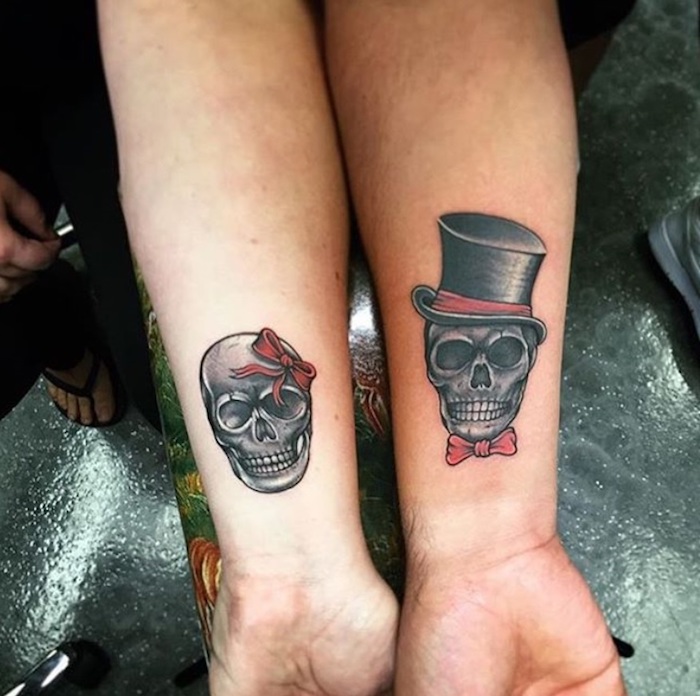 totenkopf tattoo mit einem schwarzen hut, ein mann mit einem tattoo am handgelenk, eine frau mit einem totenkopf tattoo mit einer roten schleife