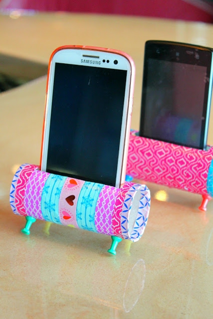 zwei Ständer für SmartPhones, ganz bunt mit Herz Deko, Basteln mit Klopapierrollen