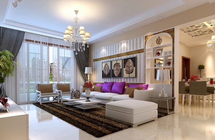 deko für wohnzimmer, weißes sofa in kombination mit lila dekokissen, kronleichter aus kristall