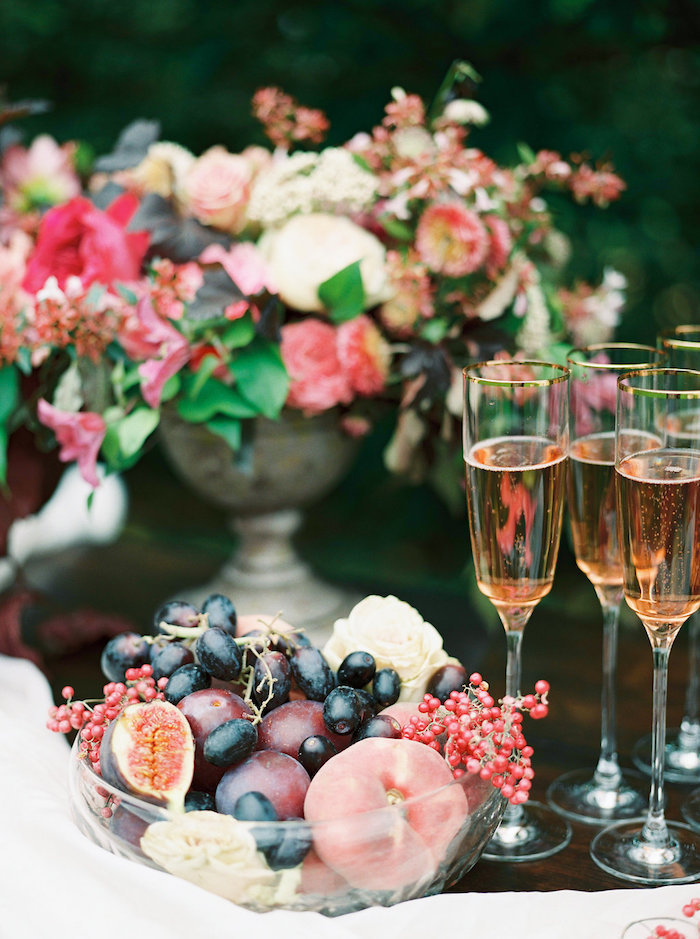 Ideen für ausgefallene Tischdeko, Schüssel voll mit Früchten, Vintage Vase mit vielen Blumen