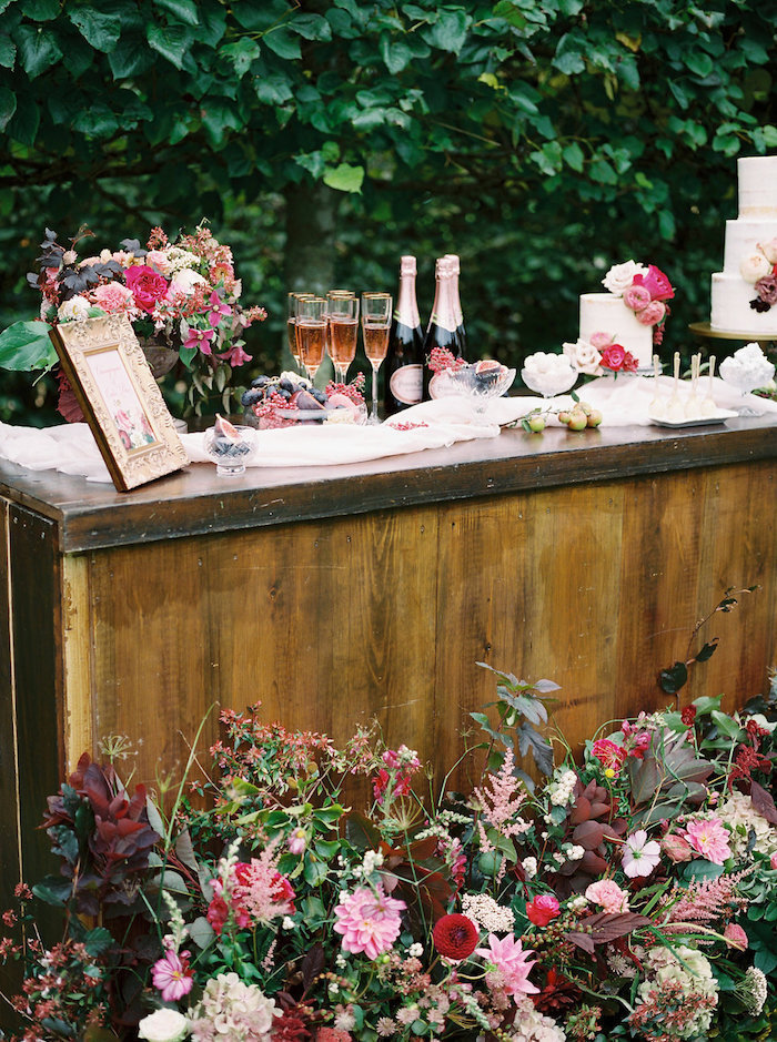 Ausgefallene Hochzeitsdeko in Landhausstil, Tisch mit Altersspuren, viele Blumen