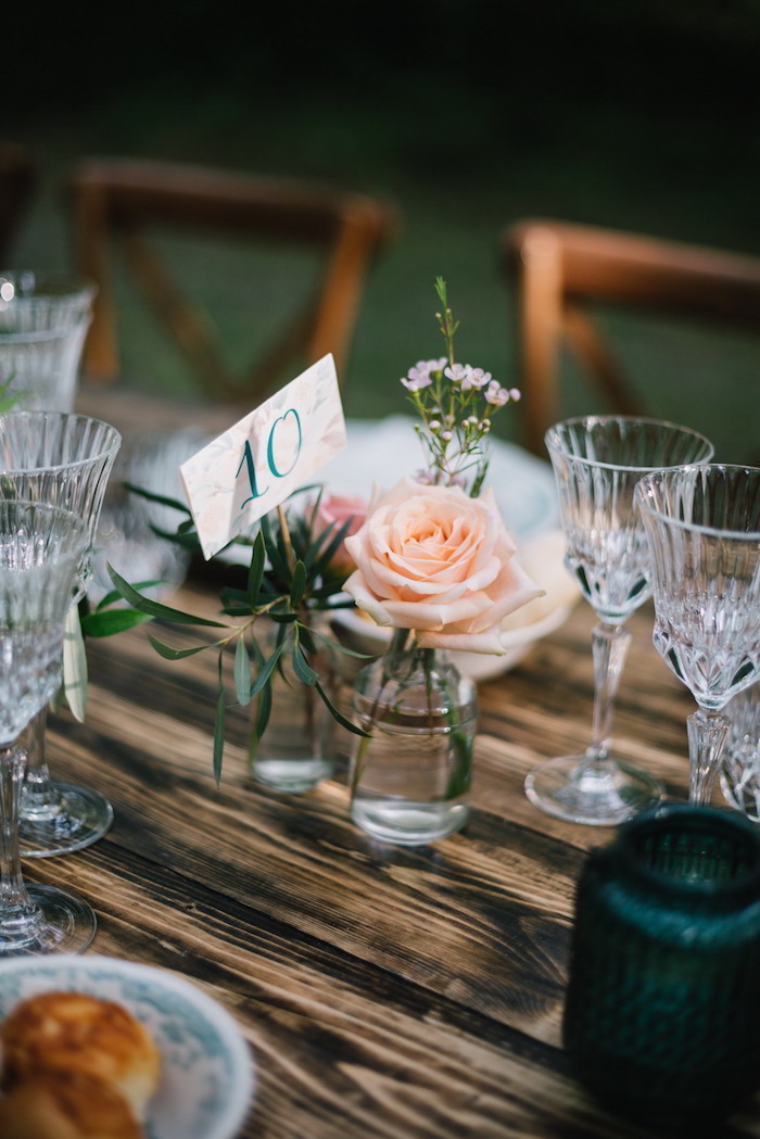 Schlichte und stilvolle Tischdeko für Hochzeit, Rosen in kleinen Einmachgläsern